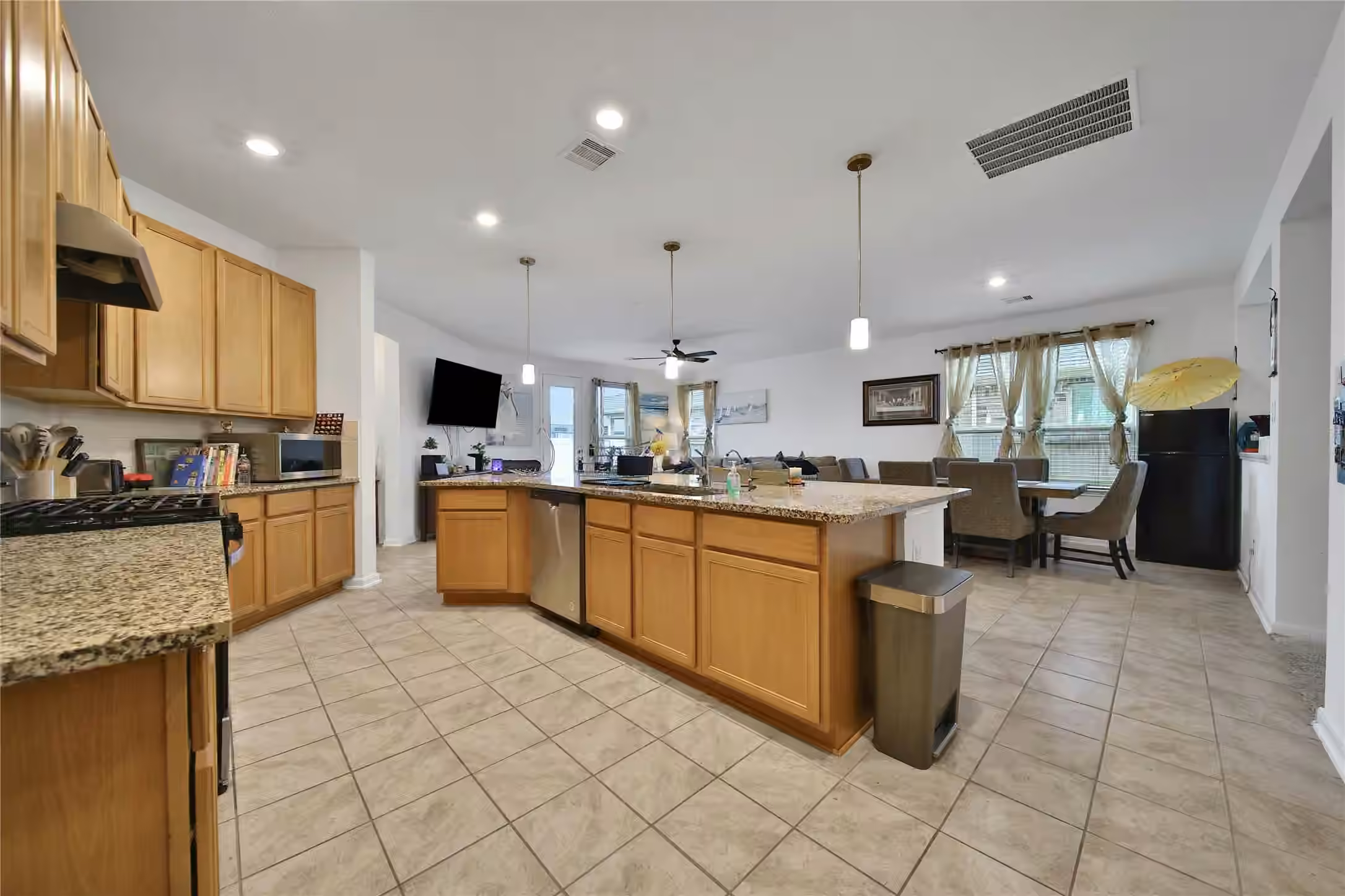 Photo 5 of 7710 Royal Oasis Lane, Cypress, TX