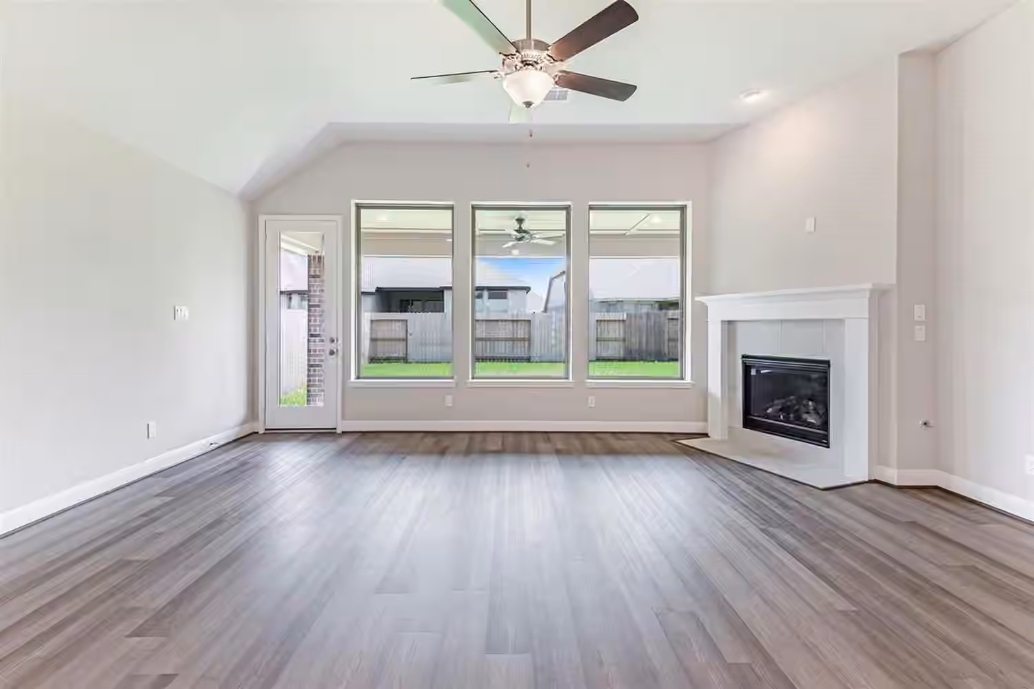 Photo 4 of 9225 Grand Jubilee Drive, Montgomery, TX