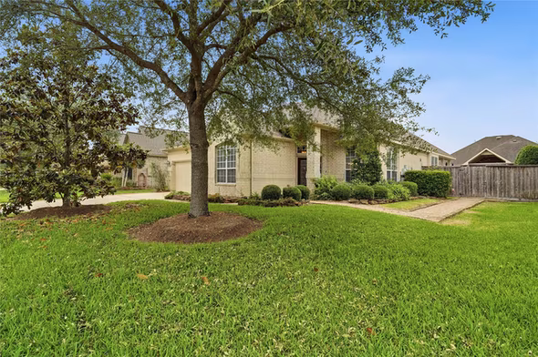 Photo 2 of 2419 S Venice Drive, Pearland, TX