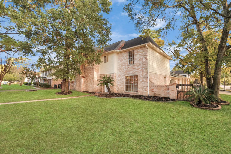 Photo 3 of 3919 Fernglade Drive, Houston, TX