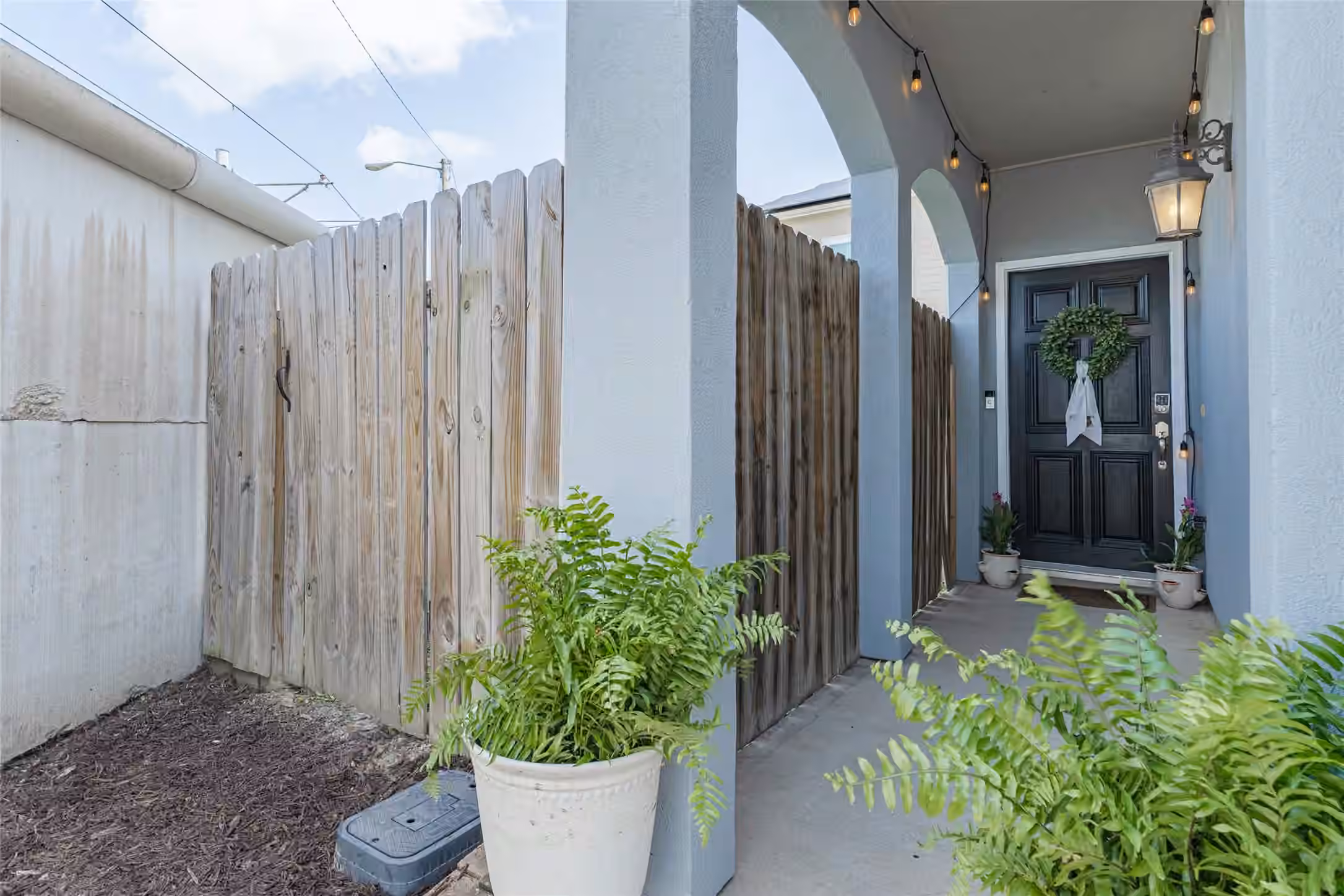 Photo 2 of 930 McKinney Park Lane, Houston, TX