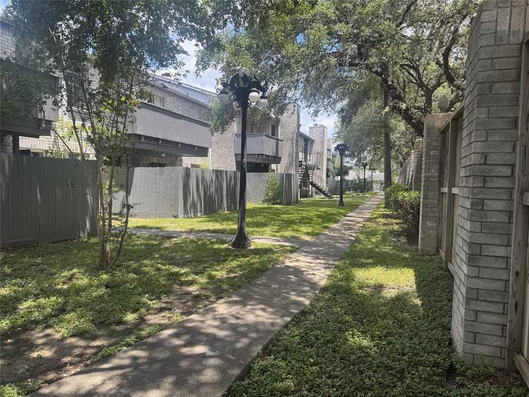 Photo 4 of 9700 Leawood Boulevard 301, Houston, TX