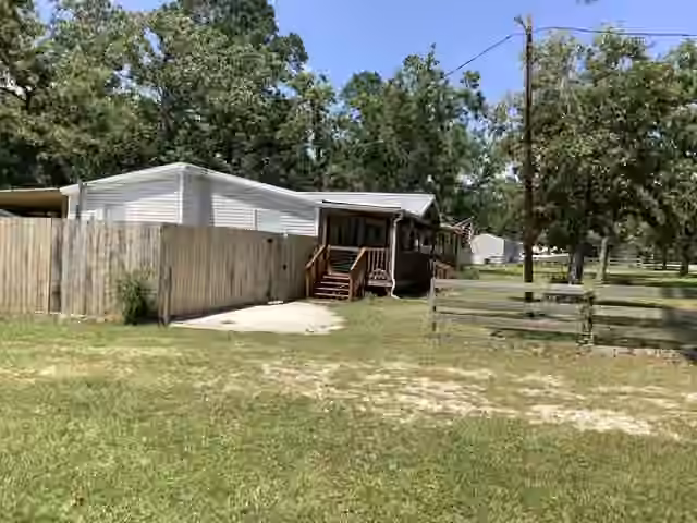 Photo 3 of 161 Oakdale Drive, Huntsville, TX