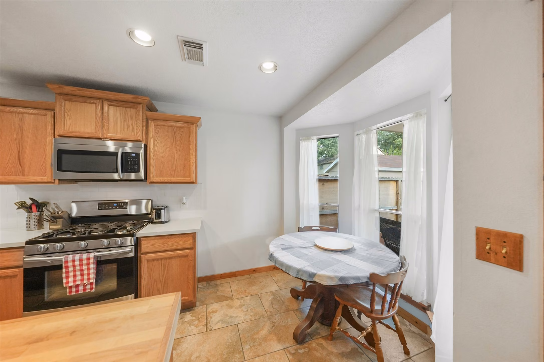Photo 7 of 929 N Rivershire Drive, Conroe, TX