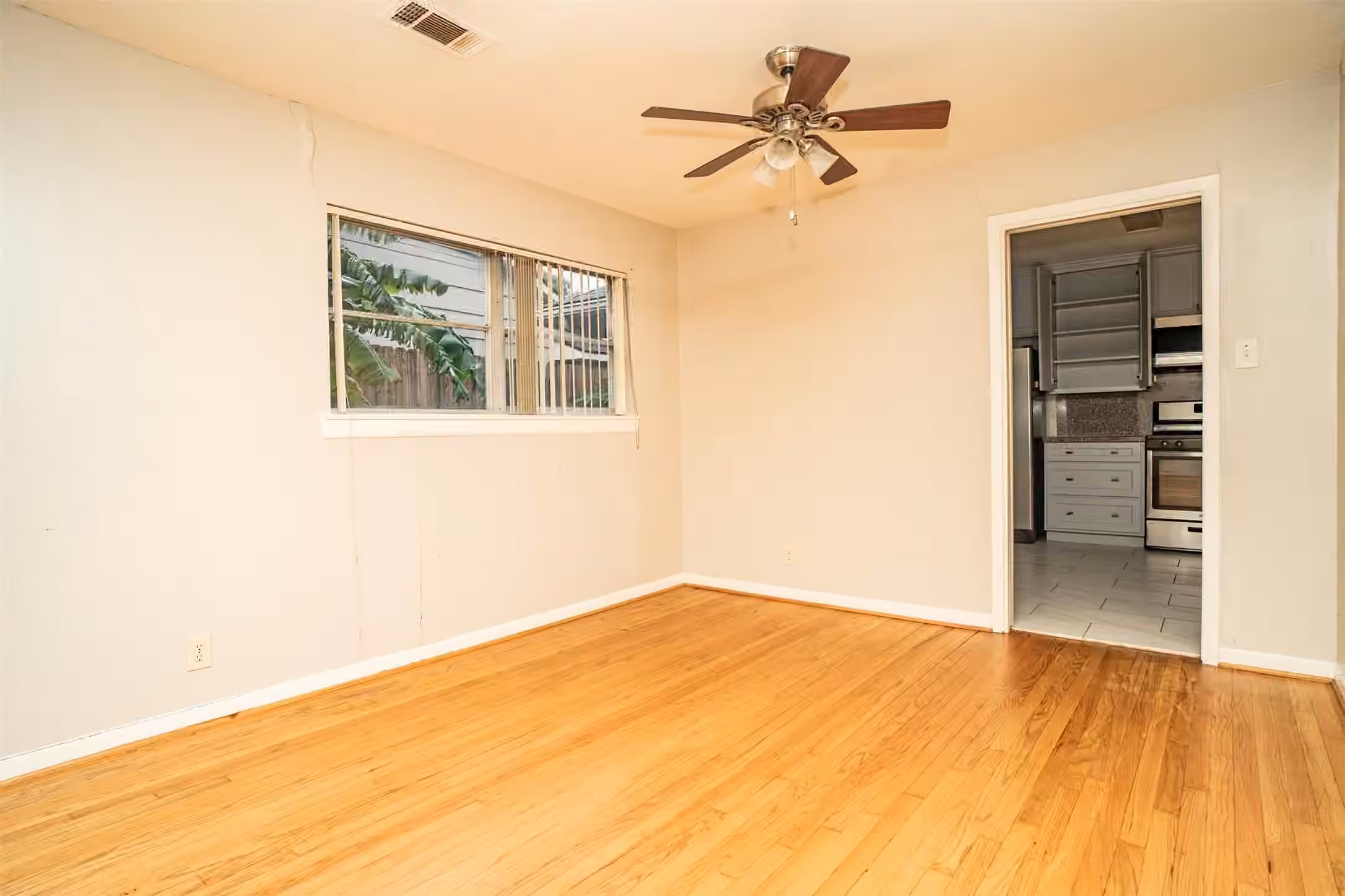 Photo 2 of 4829 Hummingbird Street, Houston, TX