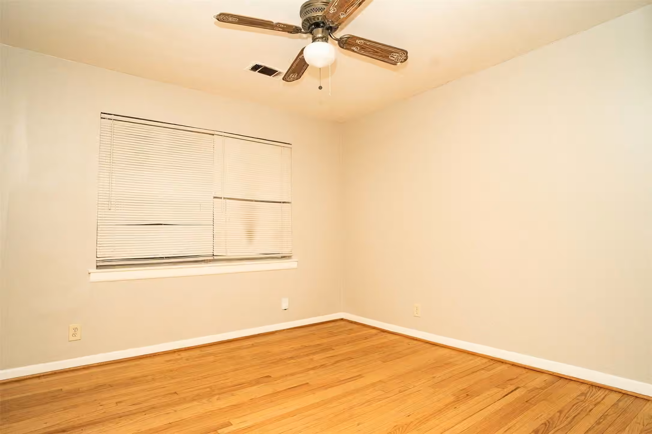 Photo 4 of 4829 Hummingbird Street, Houston, TX