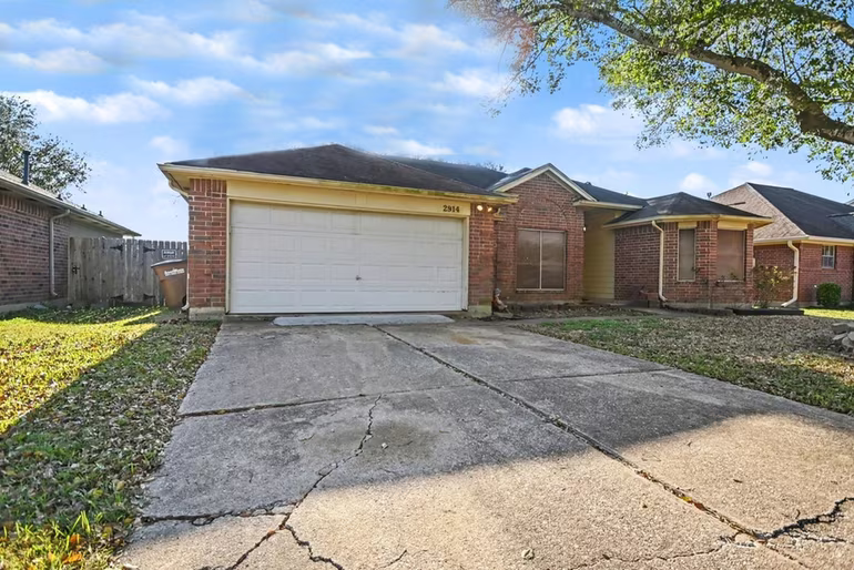 Photo 2 of 2914 Overland Trail, Dickinson, TX