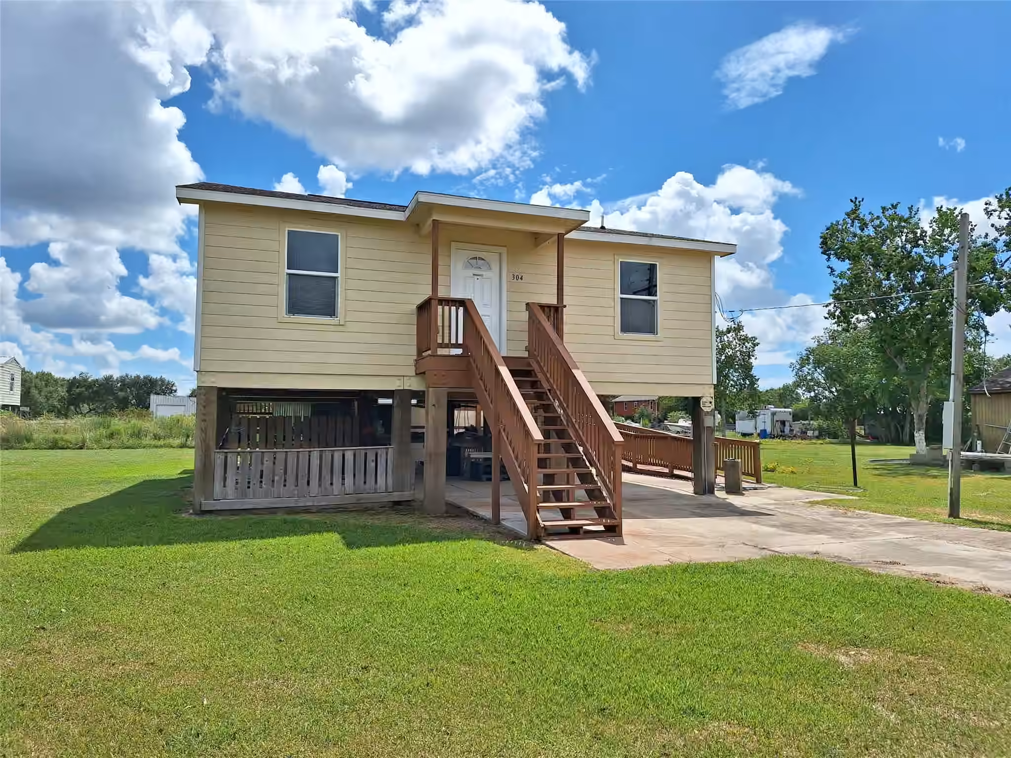 Photo of 304 Bayside Drive, Anahuac, TX