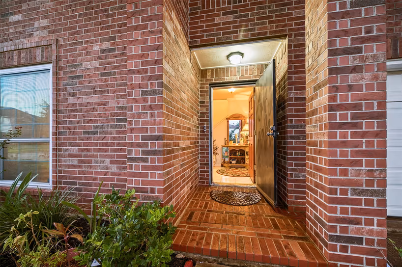 Photo 2 of 918 Heathcliff Drive, Missouri City, TX