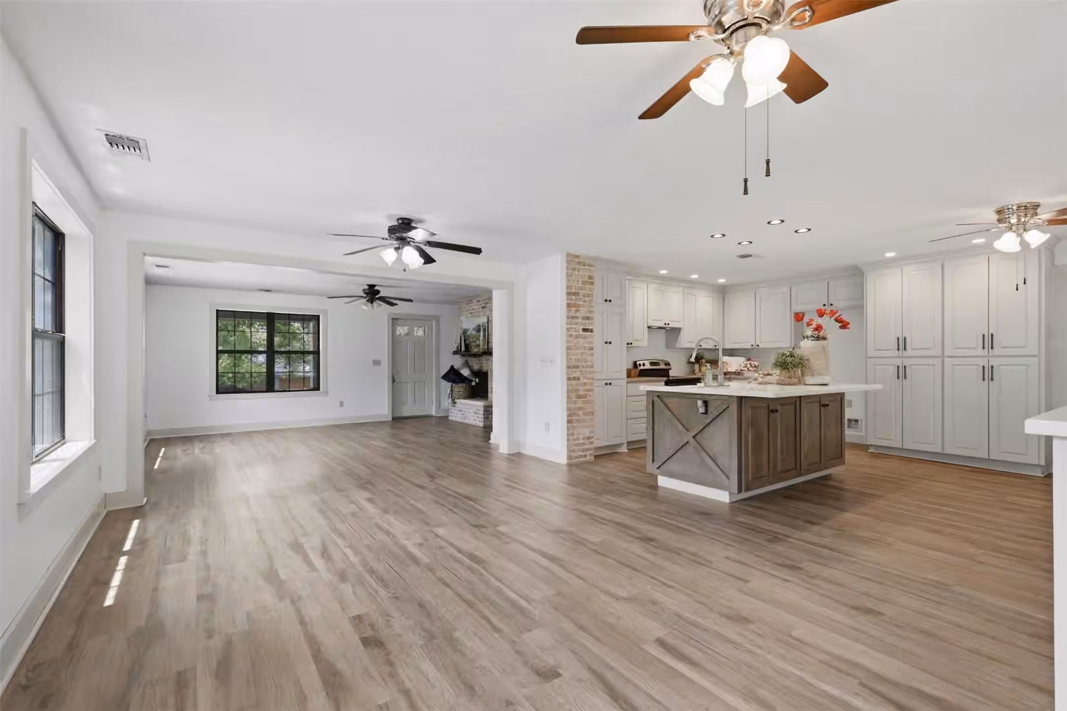 Photo 6 of 511 W Val Verde Street, Brenham, TX