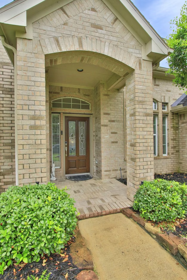 Photo 3 of 2410 Avalon Trace Lane, Pearland, TX