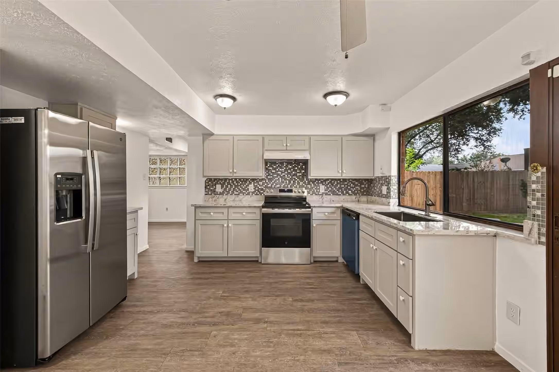 Photo 4 of 5515 Dunnethead Drive, Houston, TX