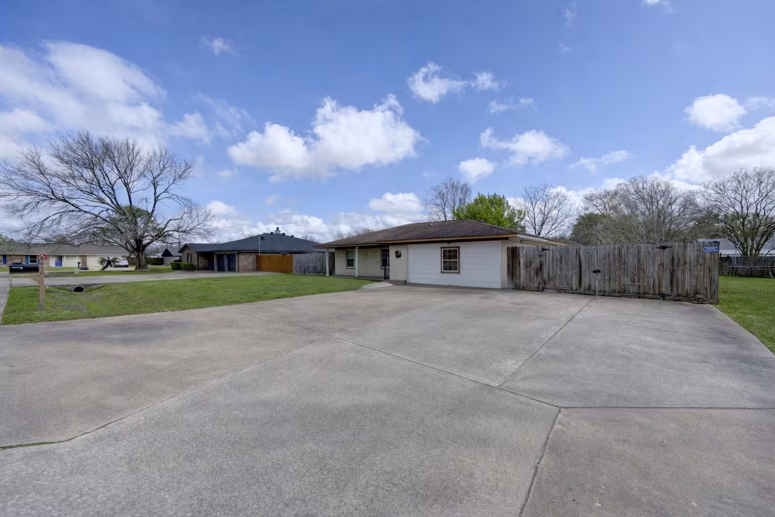 Photo 4 of 8610 Bluebonnet Street, Highlands, TX