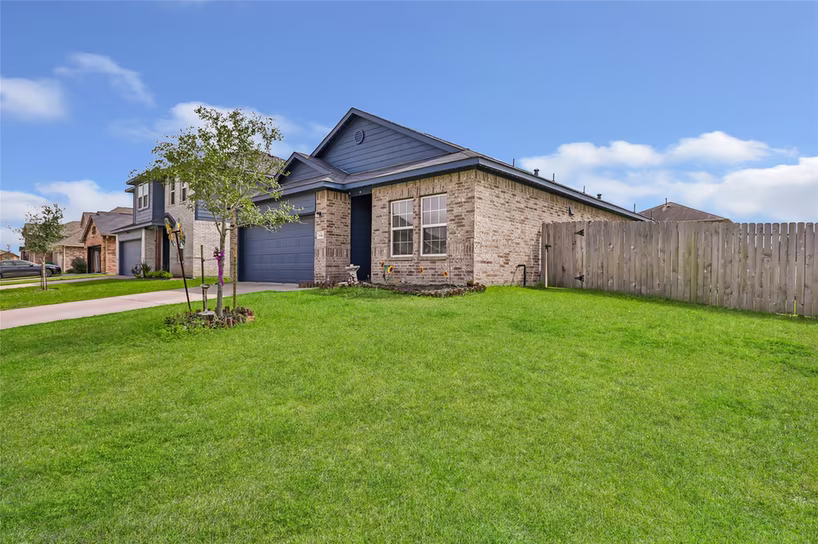 Photo 2 of 9910 Pine Forest Court, Baytown, TX