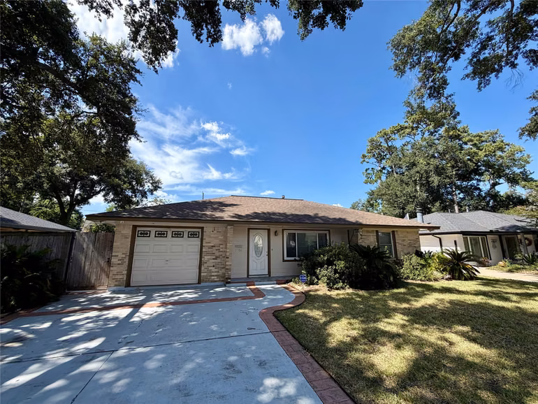 Photo 3 of 2106 Woodcrest Drive, Houston, TX