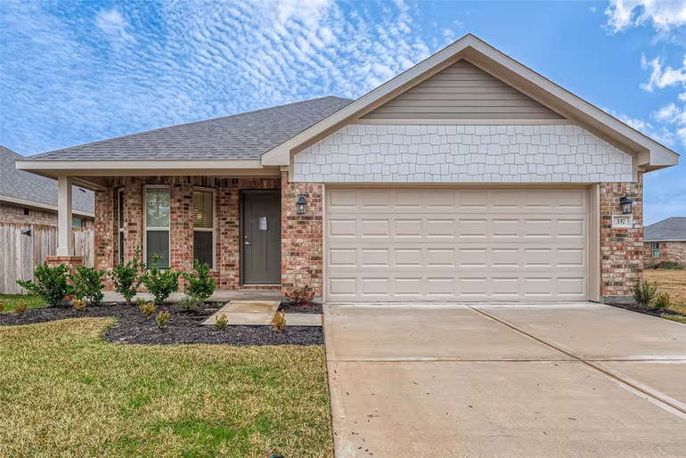 Photo of 35 Greenbriar Loop, Angleton, TX