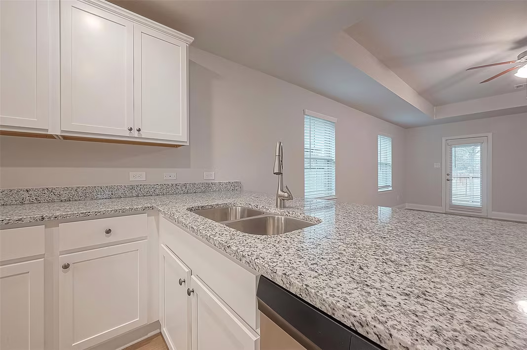 Photo 4 of 35 Greenbriar Loop, Angleton, TX