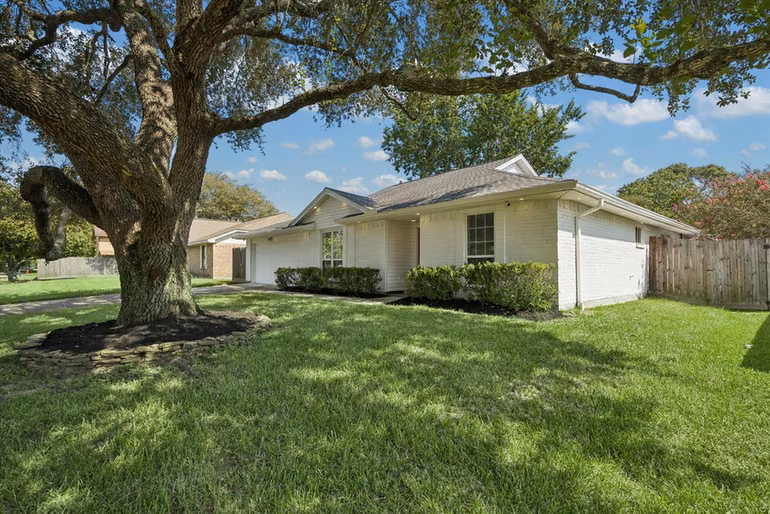 Photo 2 of 608 Tanglewood Drive, Friendswood, TX