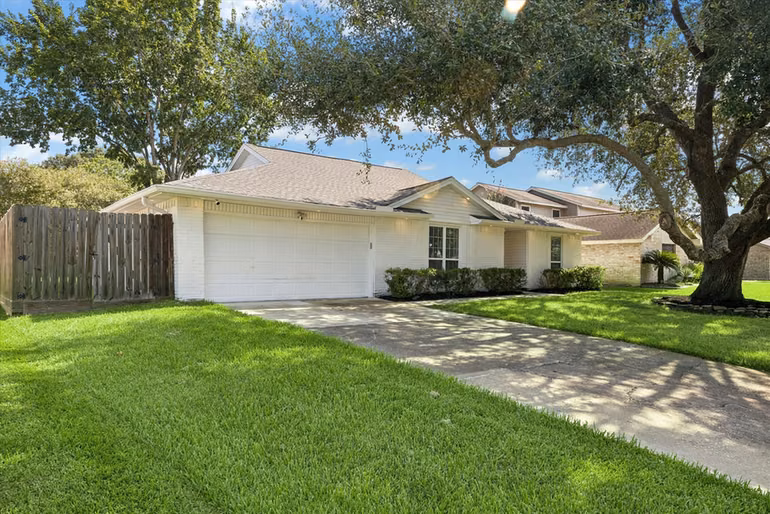 Photo 4 of 608 Tanglewood Drive, Friendswood, TX