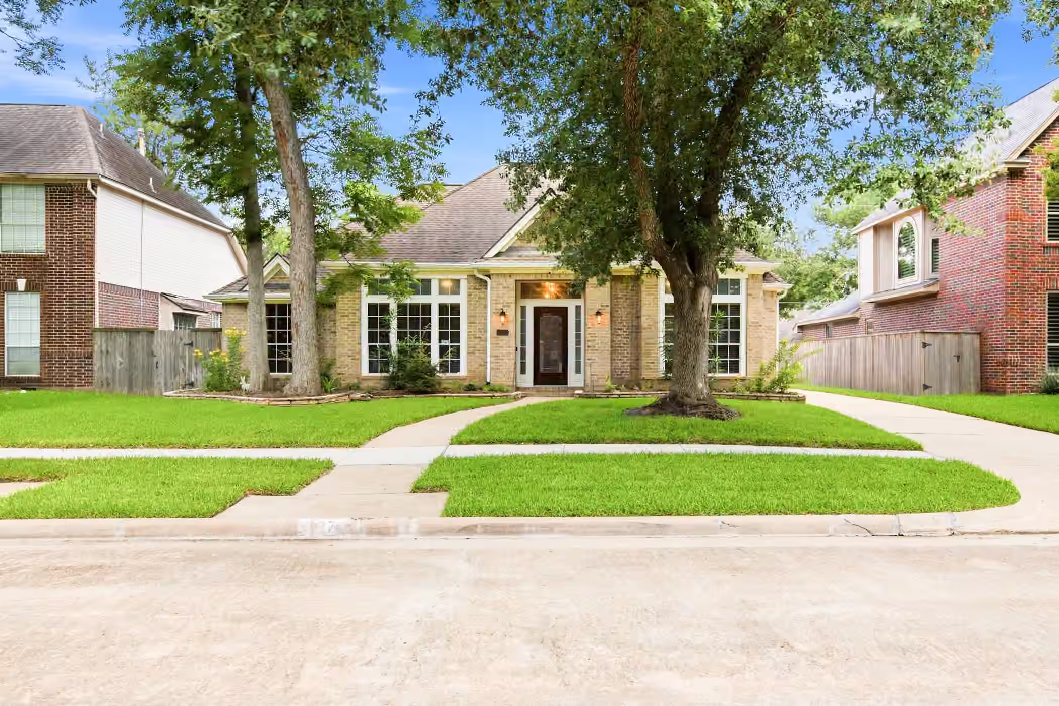 Photo 3 of 1127 Glendale Drive, Sugar Land, TX