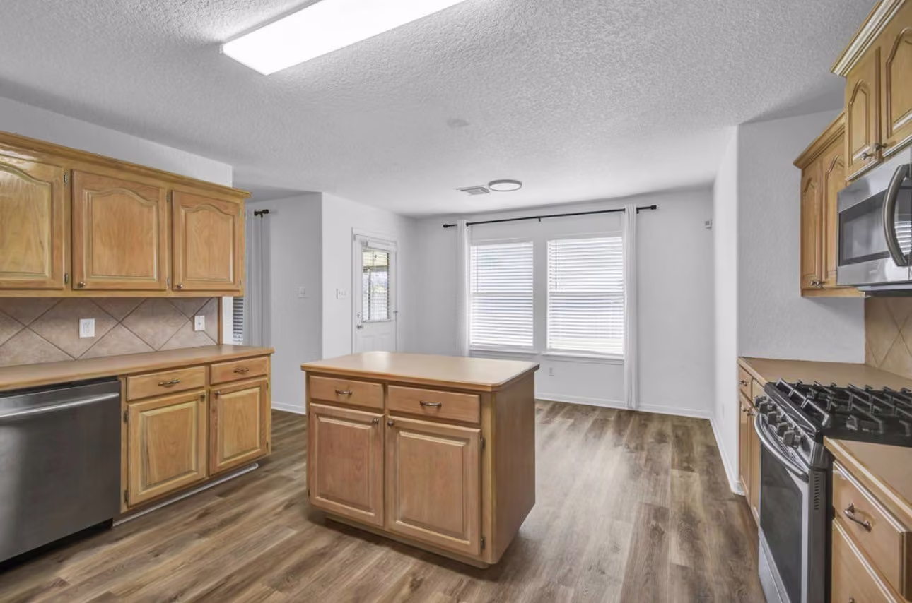 Photo 7 of 218 Lexington Avenue, Clute, TX