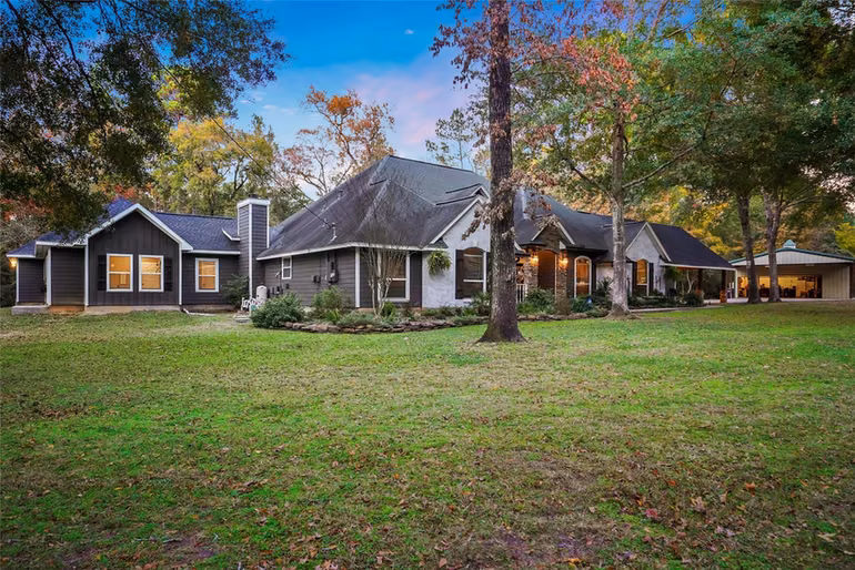 Photo of 11 W Lake Forest Court, Conroe, TX 77384