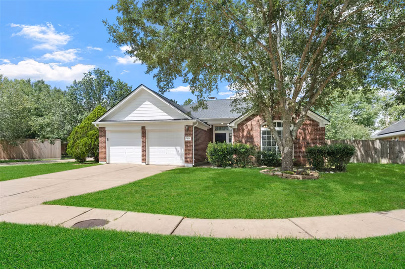 Photo 2 of 3806 Vinecrest Drive, Pearland, TX