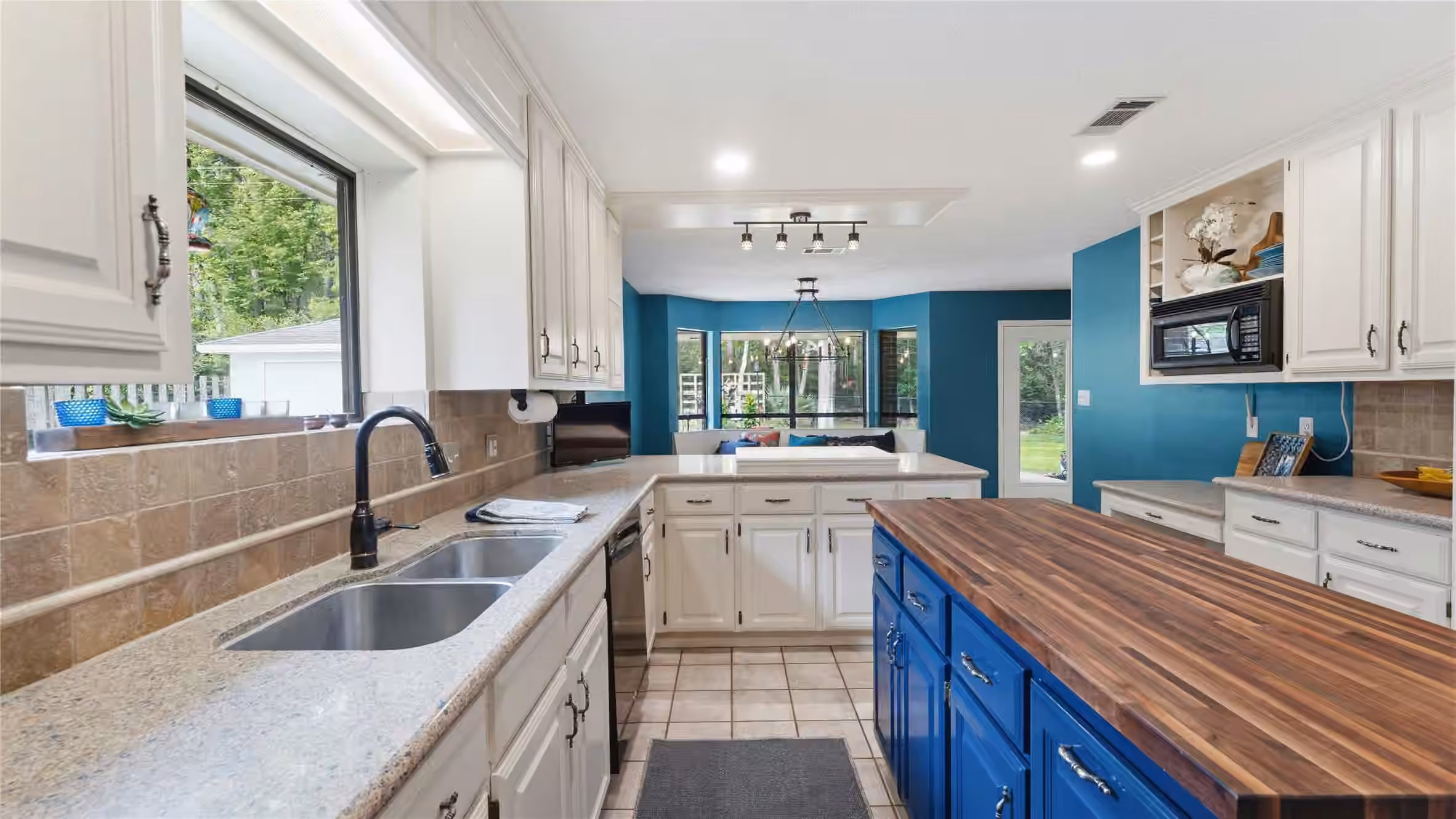 Photo 7 of 1415 River Oaks Drive, Huntsville, TX
