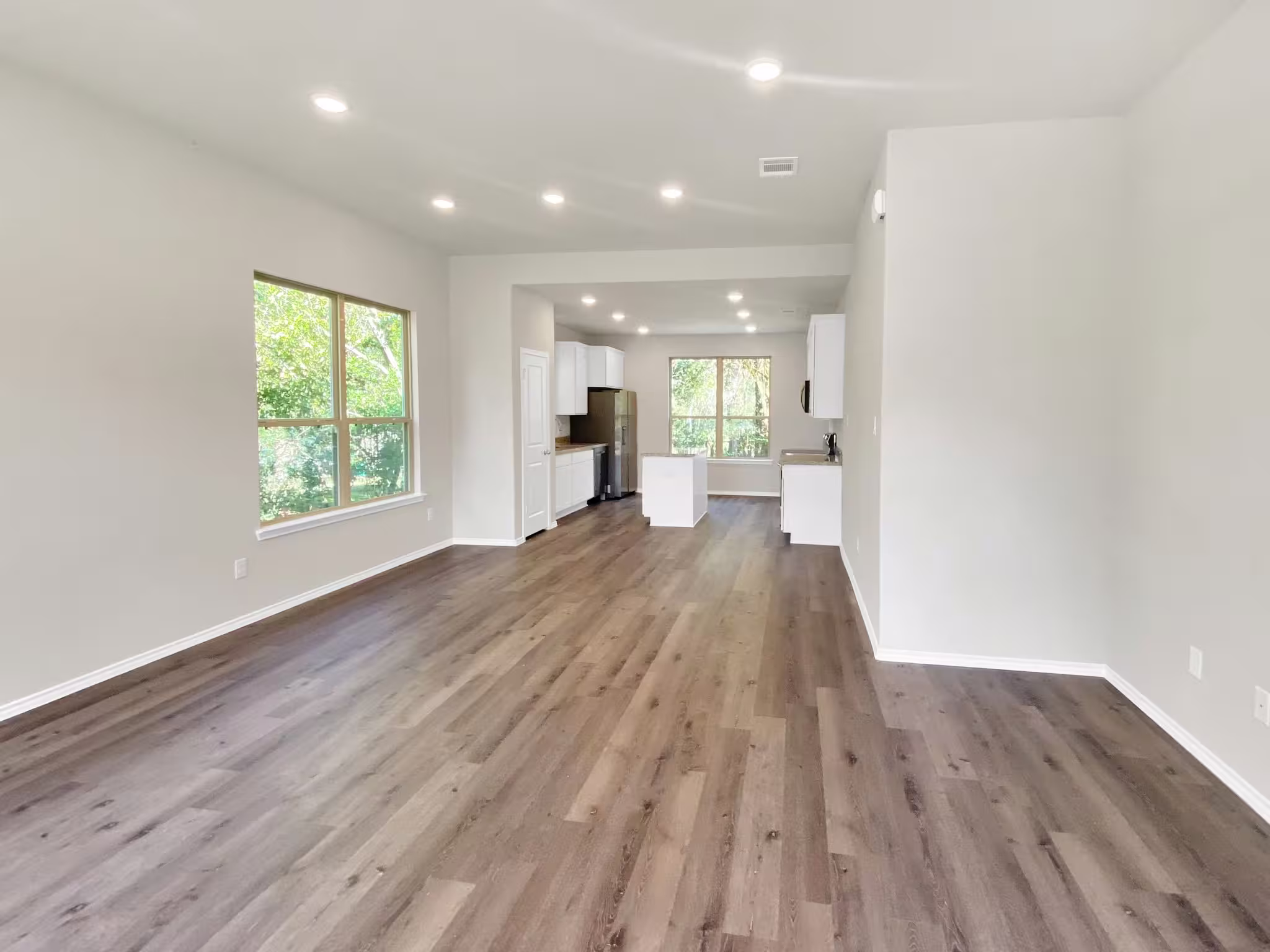 Photo 5 of 405 Mohawk Drive, Conroe, TX