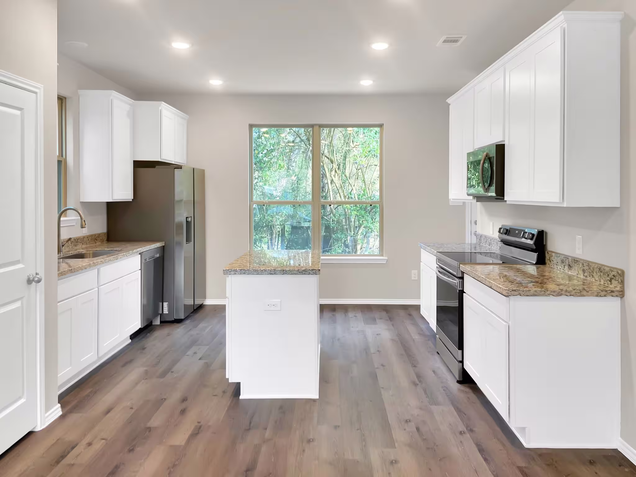 Photo 6 of 405 Mohawk Drive, Conroe, TX