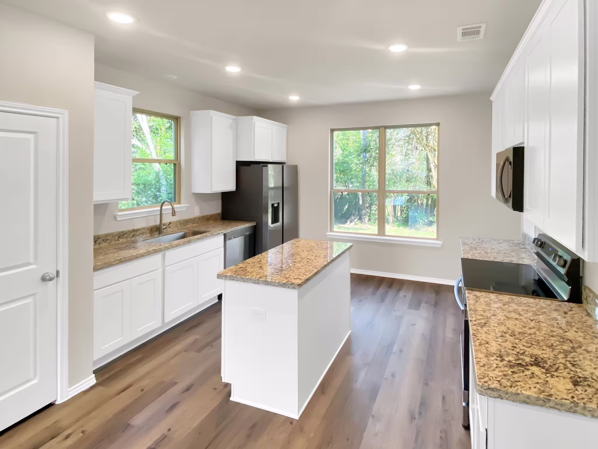 Photo 7 of 405 Mohawk Drive, Conroe, TX