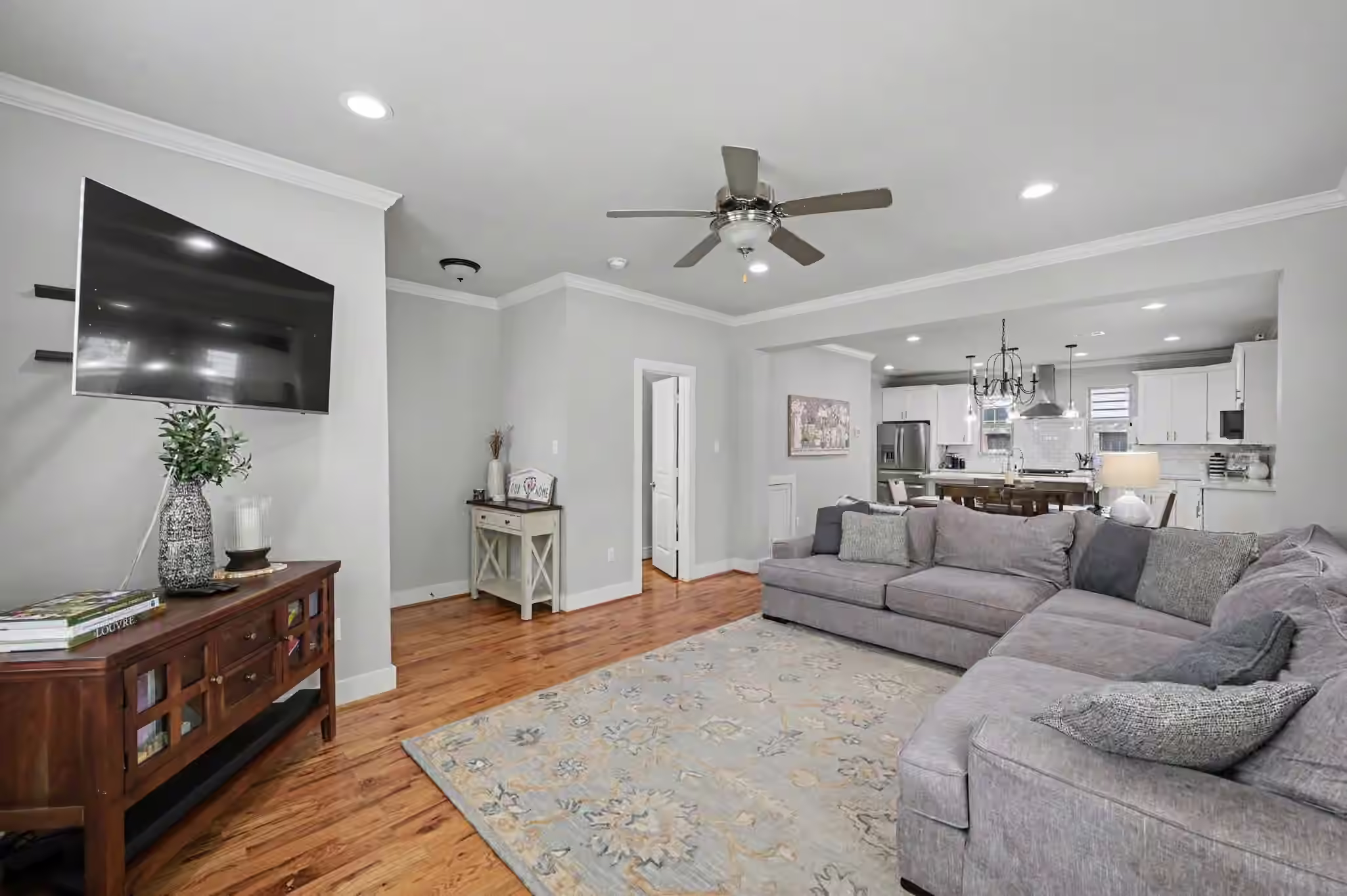 Photo 7 of 909 E 33rd Street, Houston, TX
