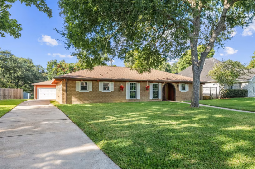 Photo 3 of 7714 Pecanwood Street, Hitchcock, TX