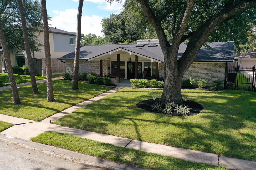 Photo 3 of 10610 Chevy Chase Drive, Houston, TX