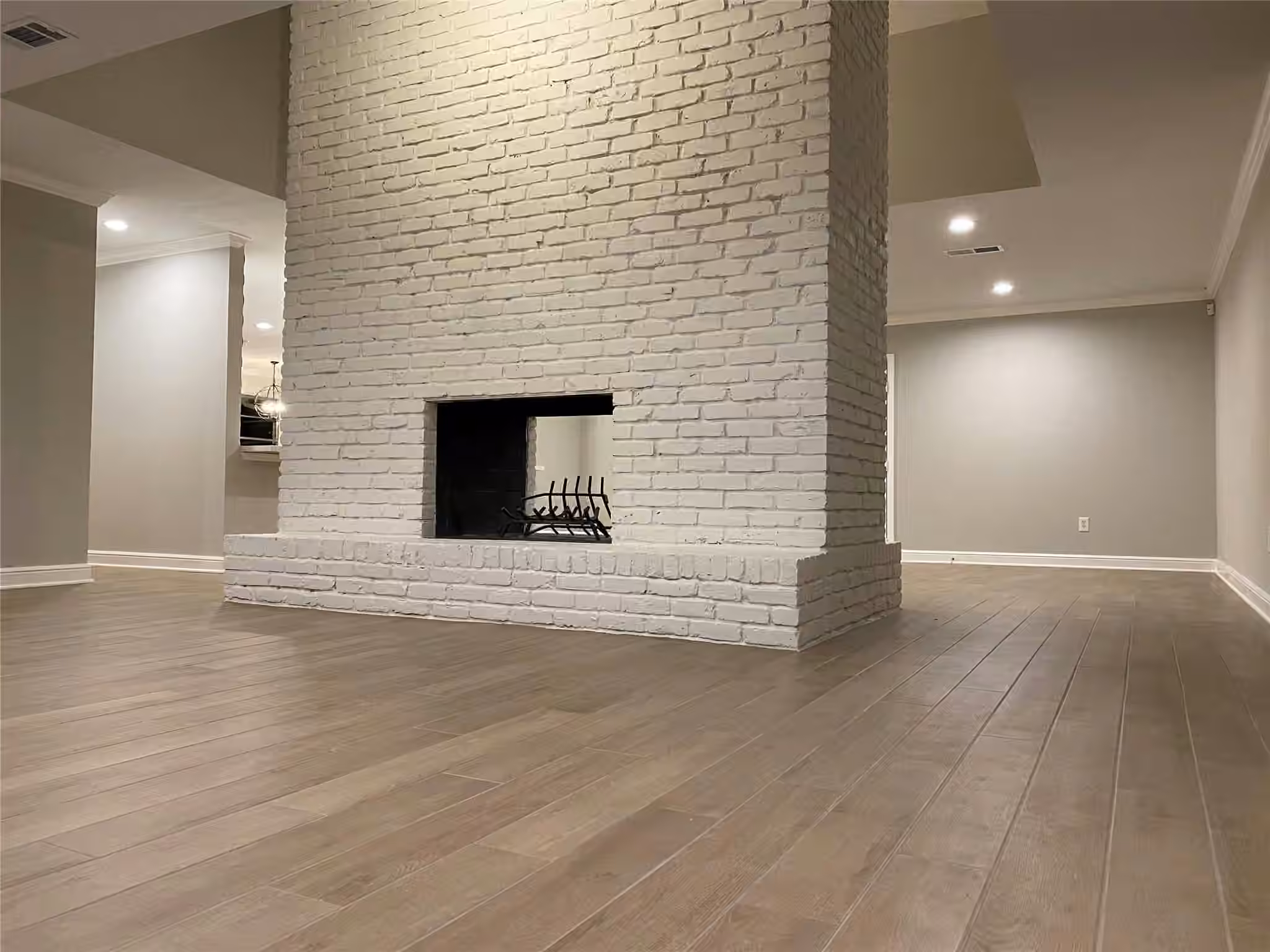Photo 4 of 10610 Chevy Chase Drive, Houston, TX