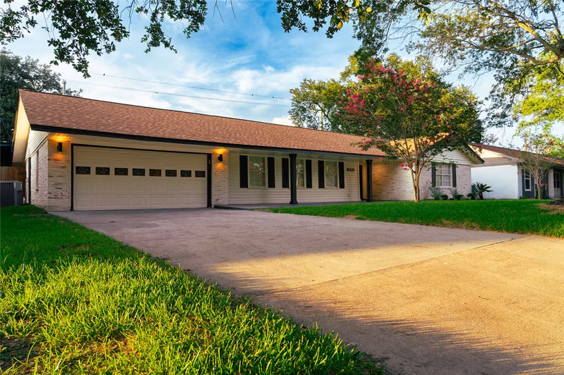 Photo of 800 Rosewood Drive, Baytown, TX