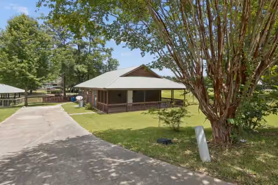 Photo of 28 Hunters Creek Drive, Huntsville, TX 77340