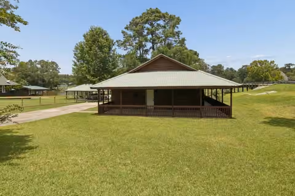 Photo 3 of 28 Hunters Creek Drive, Huntsville, TX
