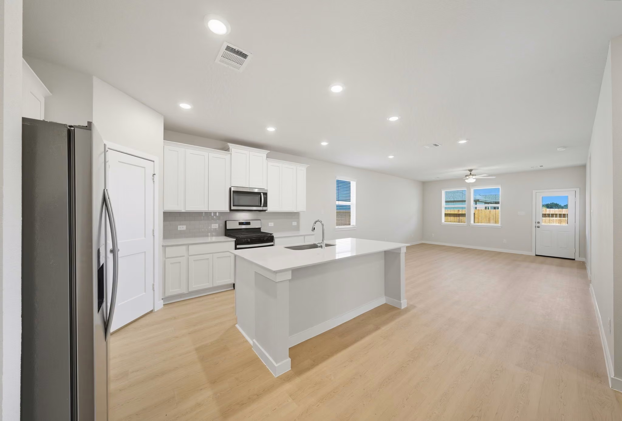 Photo 5 of 103 Bentwater Lane, Clute, TX