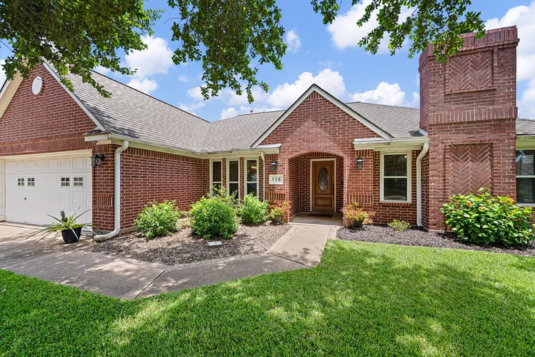 Photo 3 of 116 Zinnia Street, Lake Jackson, TX