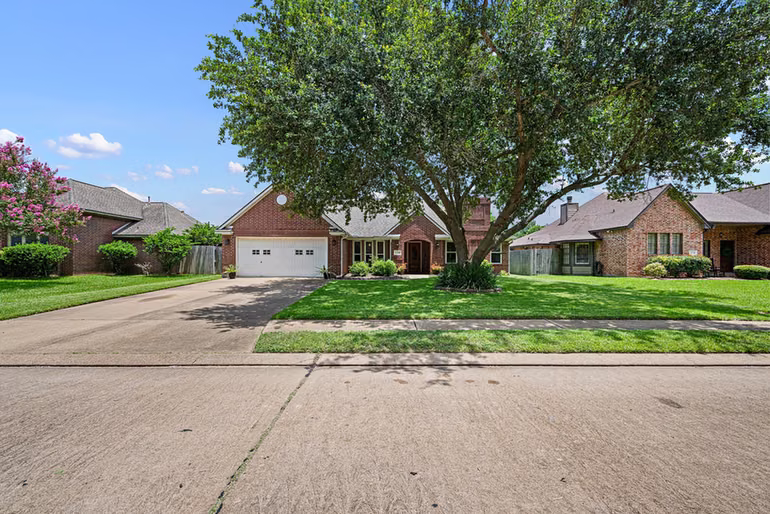 Photo 5 of 116 Zinnia Street, Lake Jackson, TX