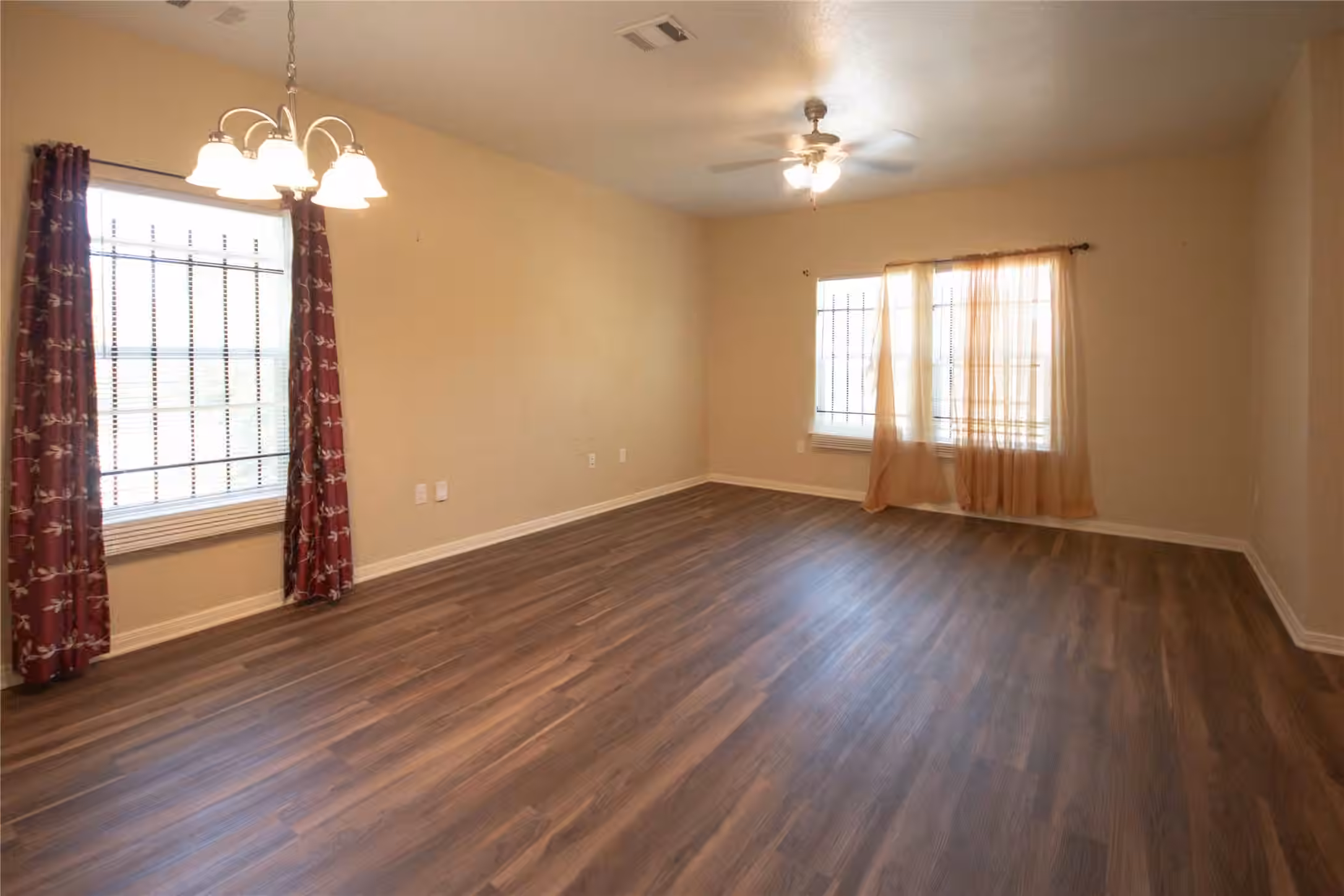 Photo 6 of 6010 Lyndhurst Drive, Houston, TX