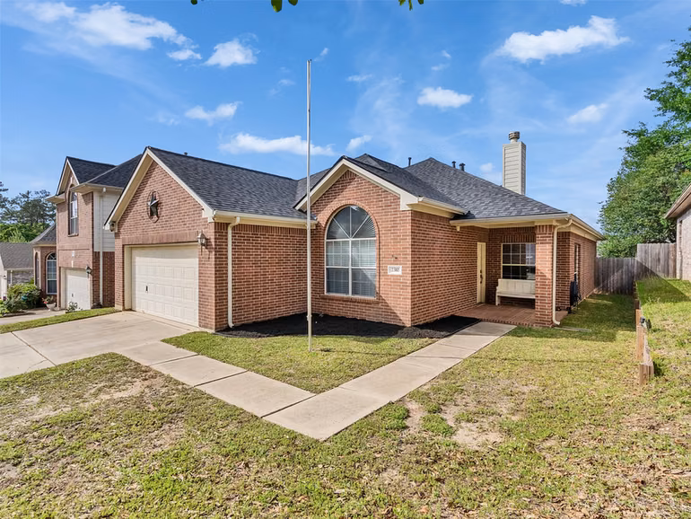 Photo 2 of 2310 Highland Crossing Drive, Conroe, TX