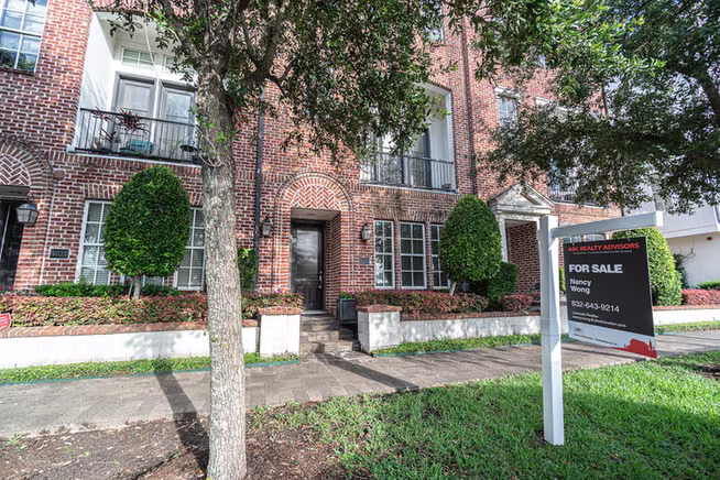 Photo 2 of 1027 Saint Charles Street, Houston, TX