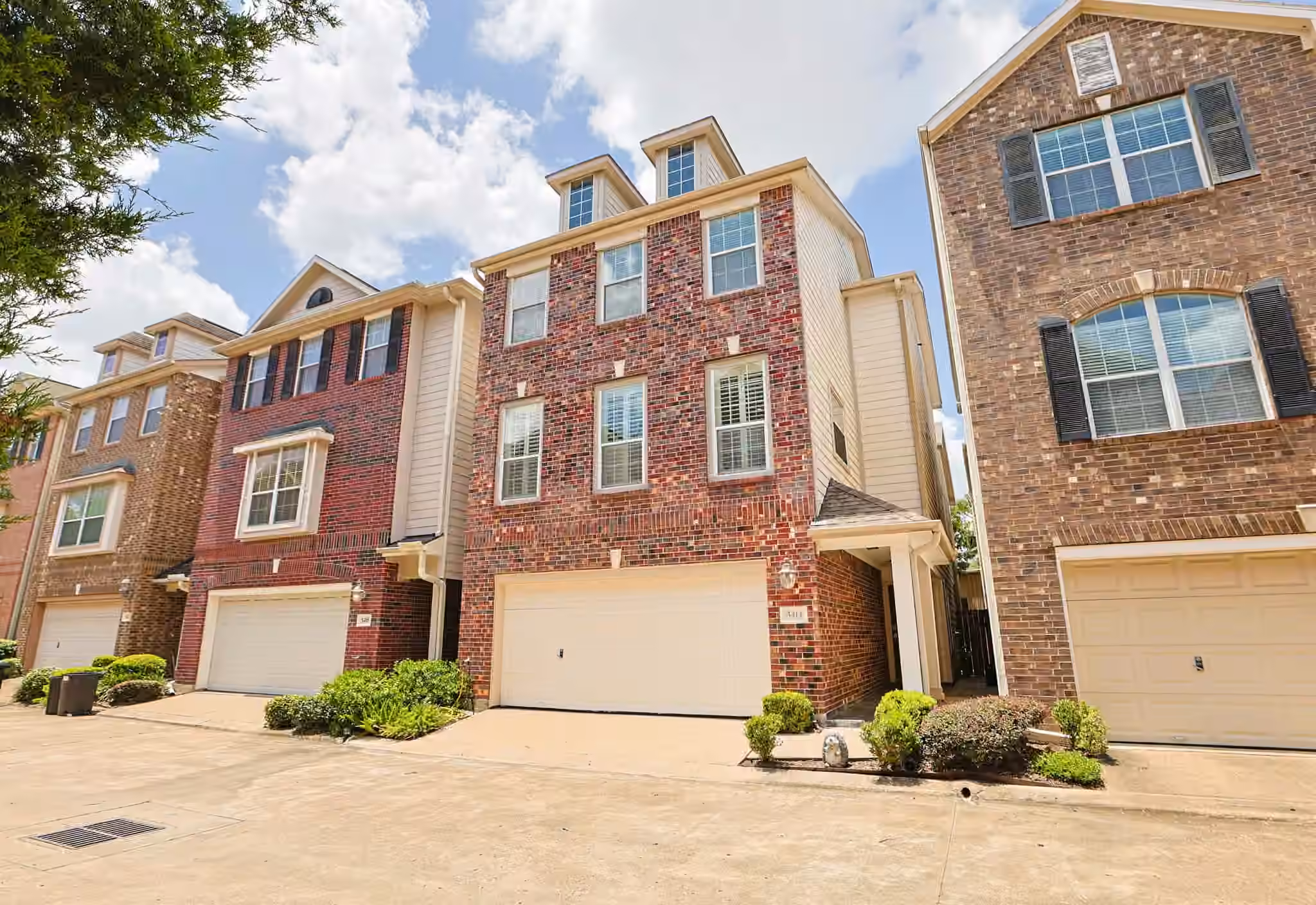 Photo 3 of 3414 Skyline Village Drive, Houston, TX