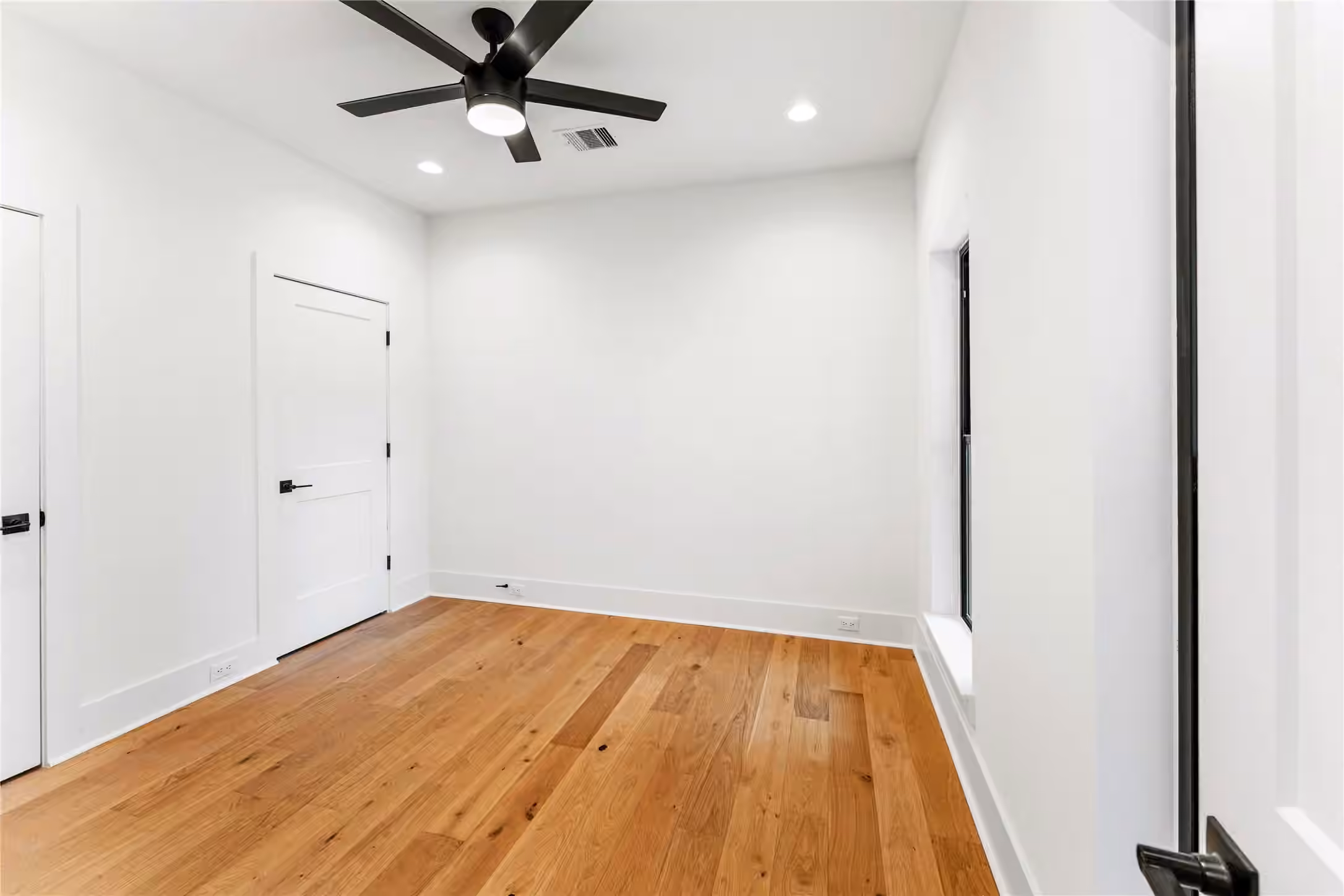 Photo 3 of 517 E 4th Street, Houston, TX