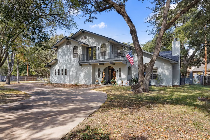 Photo of 104 N Hickory Lane, Columbus, TX