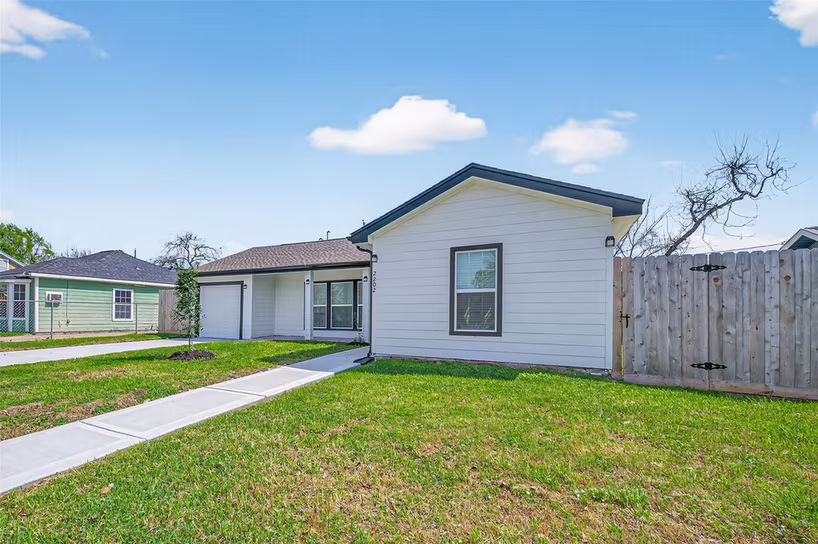 Photo 3 of 2202 Alabama Street, Baytown, TX