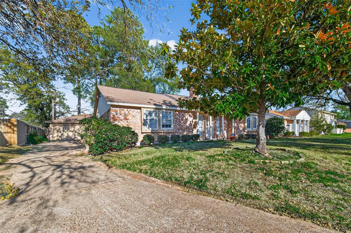 Photo 2 of 6038 Greenmont Drive, Houston, TX