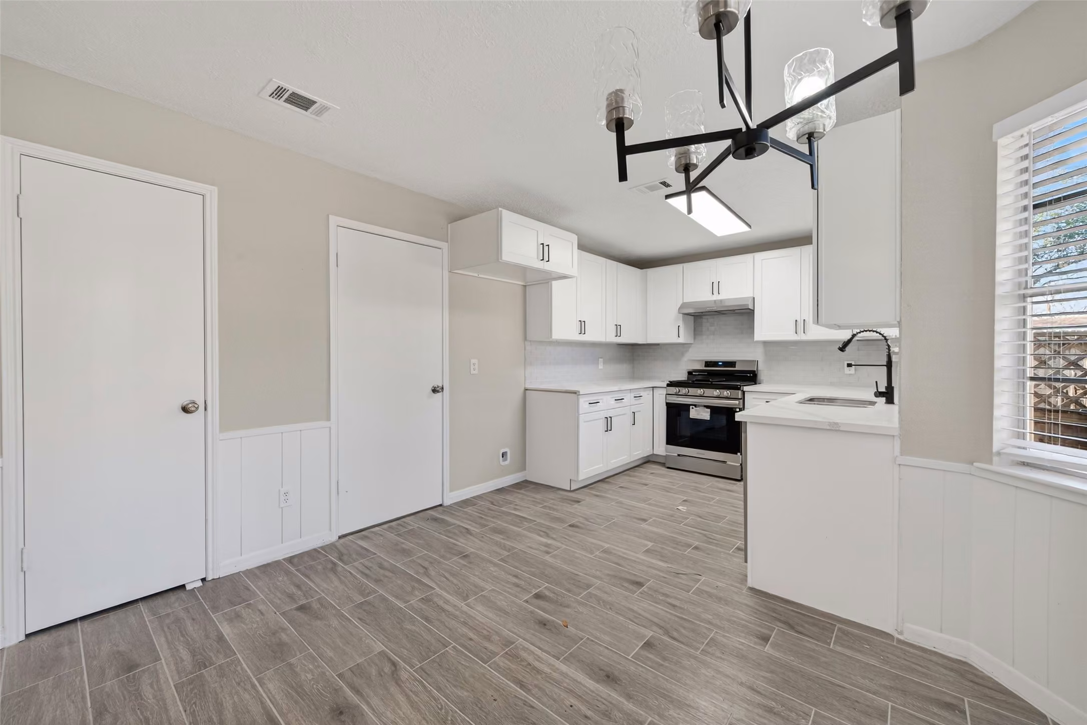 Photo 7 of 6038 Greenmont Drive, Houston, TX
